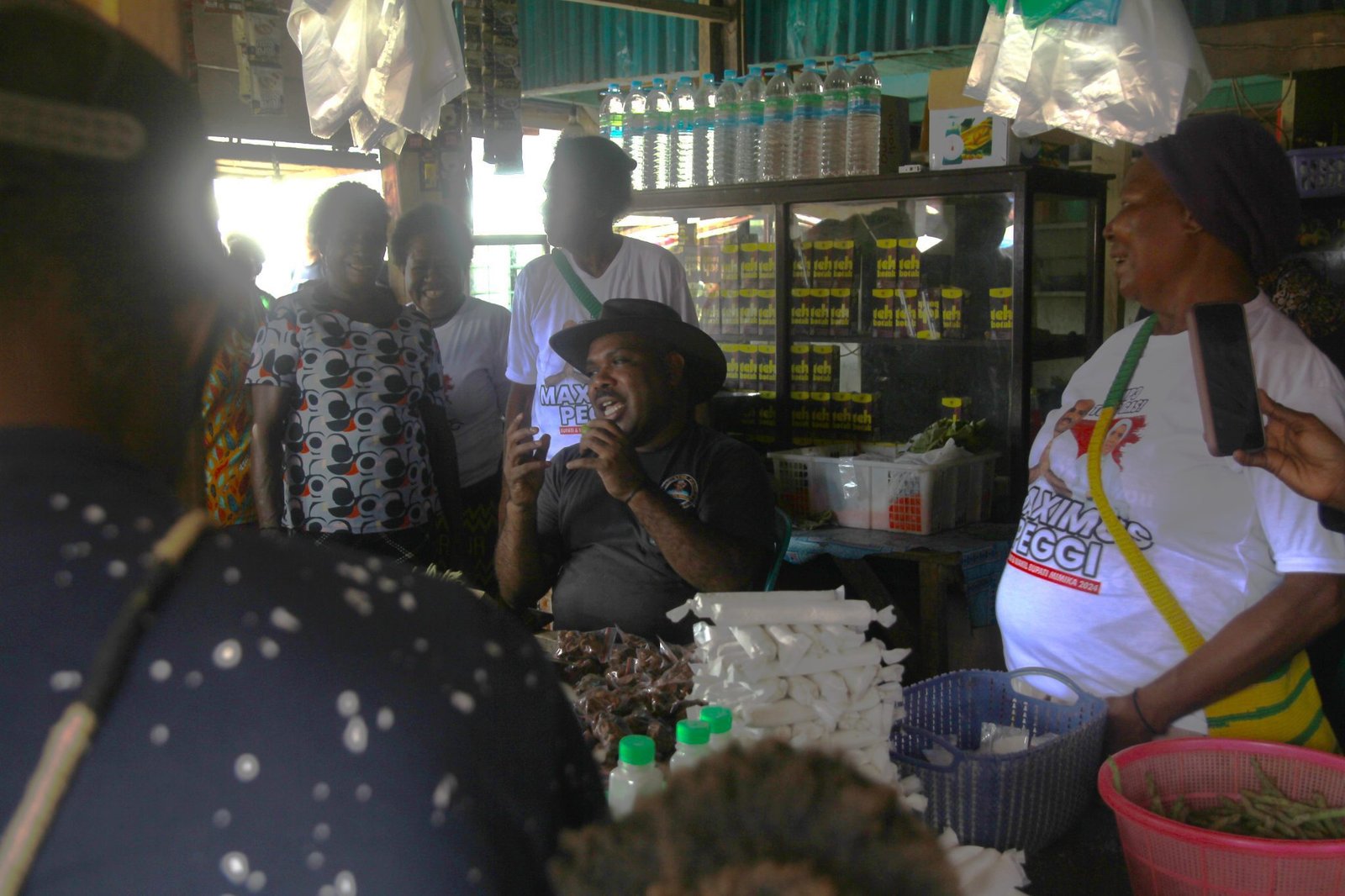 Maximus Tipagau Dengarkan Keluhan Penjual di Pasar Gorong-Gorong Timika