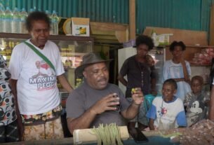 Maximus Tipagau Dengarkan Keluhan Penjual di Pasar Gorong-Gorong Timika